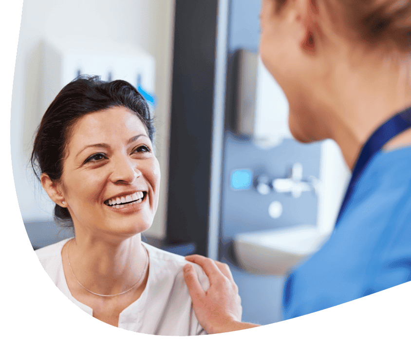 Pielęgniarka rozmawia z pacjentem w szpitalu