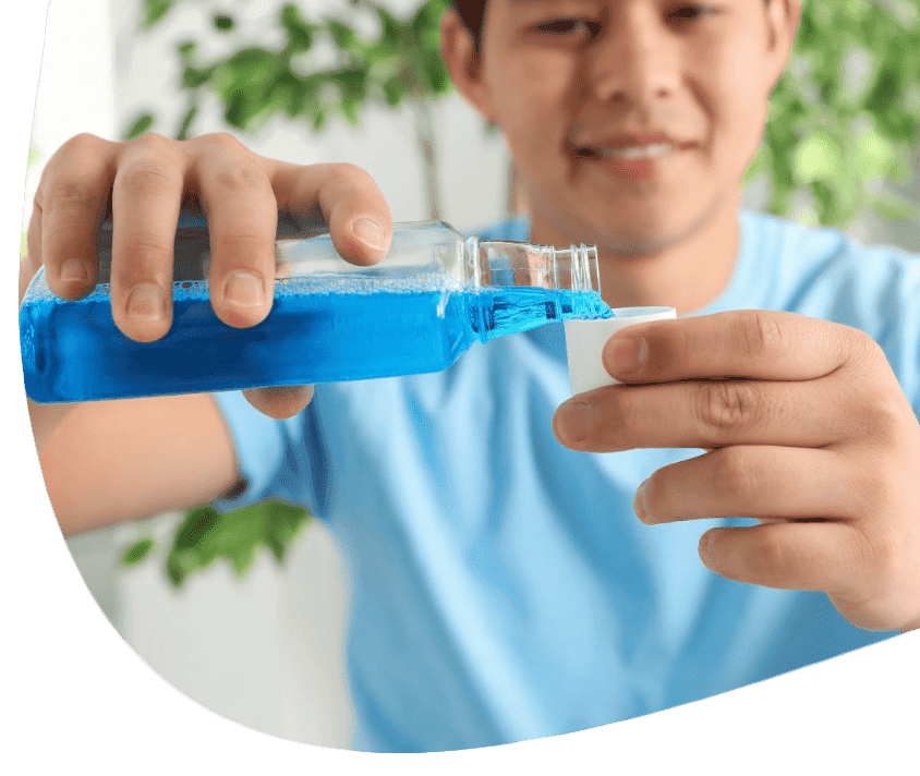 Nalewanie niebieskiego płynu do płukania jamy ustnej