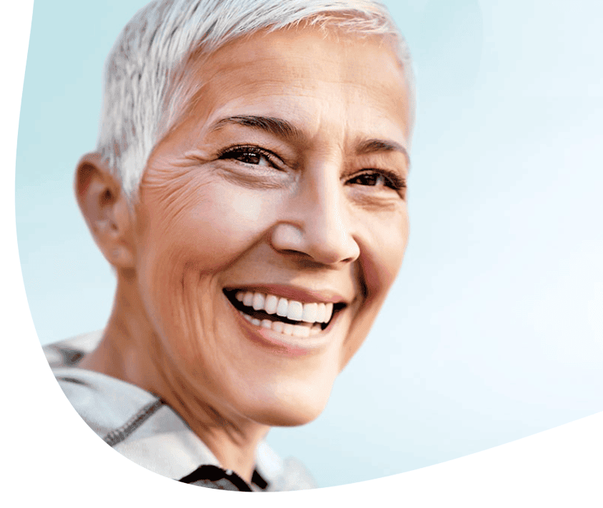 Uśmiechnięta kobieta o siwych włosach
