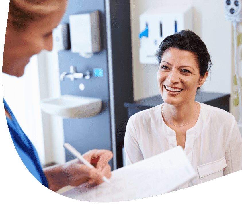 Uśmiechająca się pacjentka do pani doktor