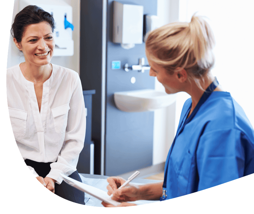 Dwie pielęgniarki rozmawiają ze sobą w szpitalu