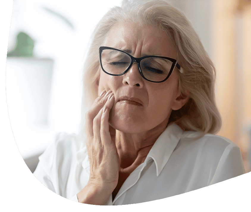 Starsza kobieta z bólem zęba