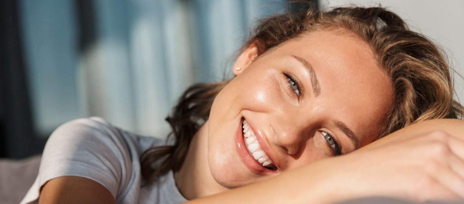 Młoda kobieta z pięknym, białym uśmiechem