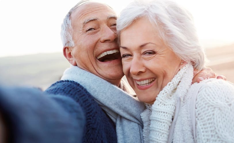 Starsi ludzie uśmiechający się do obiektywu